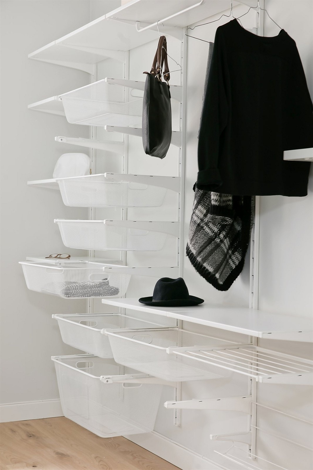 På soverommet er det montert en praktisk og oversiktelig garderobeløsning! Galleribilde