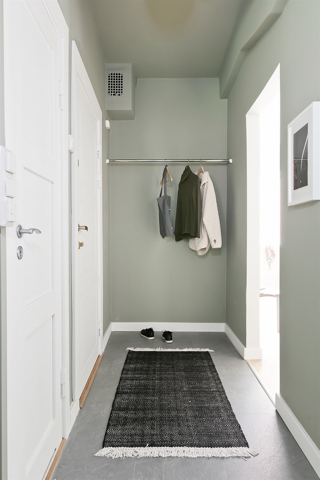 Entréen har mer å by på enn bare lekre overflater, her er det også lagt varme under det slitesterke gulvet og laget oppbevaringsløsnig til klær og sko! Galleribilde