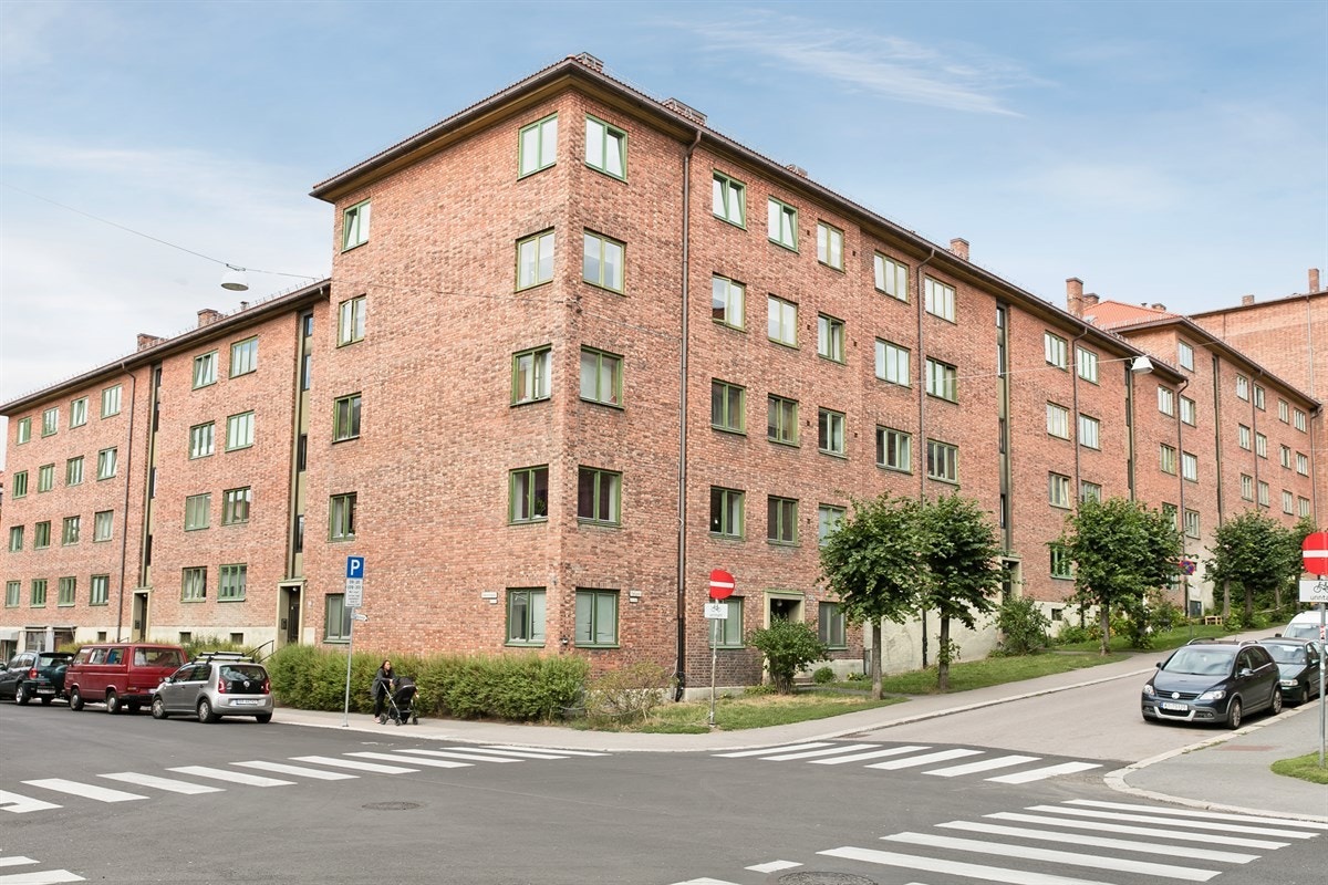 Leiligheten ligger rett over veien fra idylliske Rodeløkka og er godt skjermet for byens lyder til tross for at du bruker 2 minutter og 11 sekunder til Carl Berners plass. Galleribilde