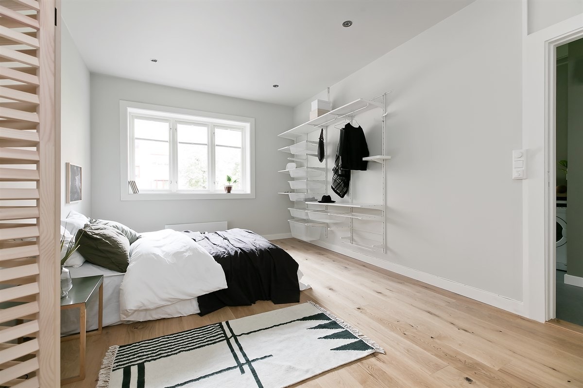 Soverommet har som resten av leiligheten store vindusflater som skaper en god romfølelse. Galleribilde