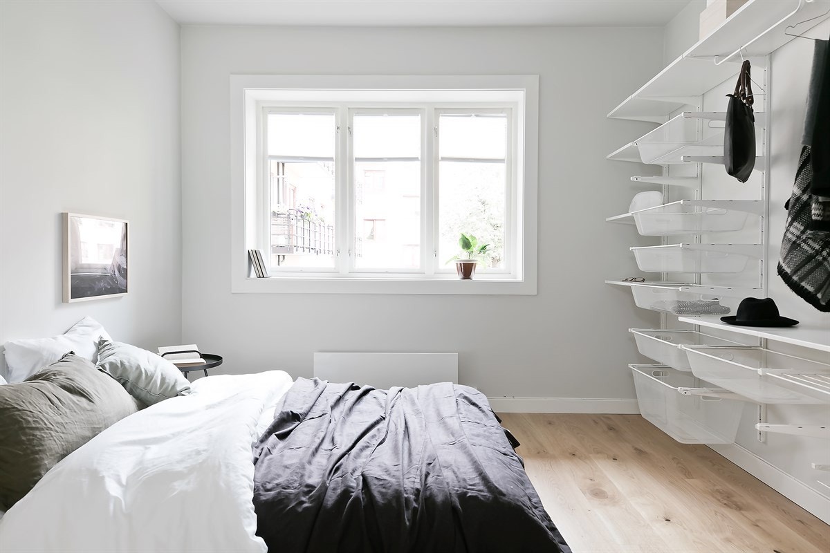 Soverommet vender inn mot den fine bakgården til boligselskapet og er helt skjermet for byens lyder. Galleribilde