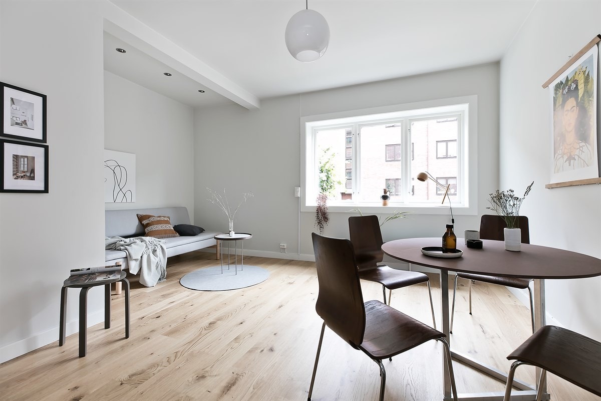 Det er en fin flyt mellom rommene i leiligheten, og den lekre stuen kan nås både via entrèen og soverommet. De lekre 1-stavs parkettgulvene er lagt i 2018 og det er montert varmefolie i alle rom. Galleribilde