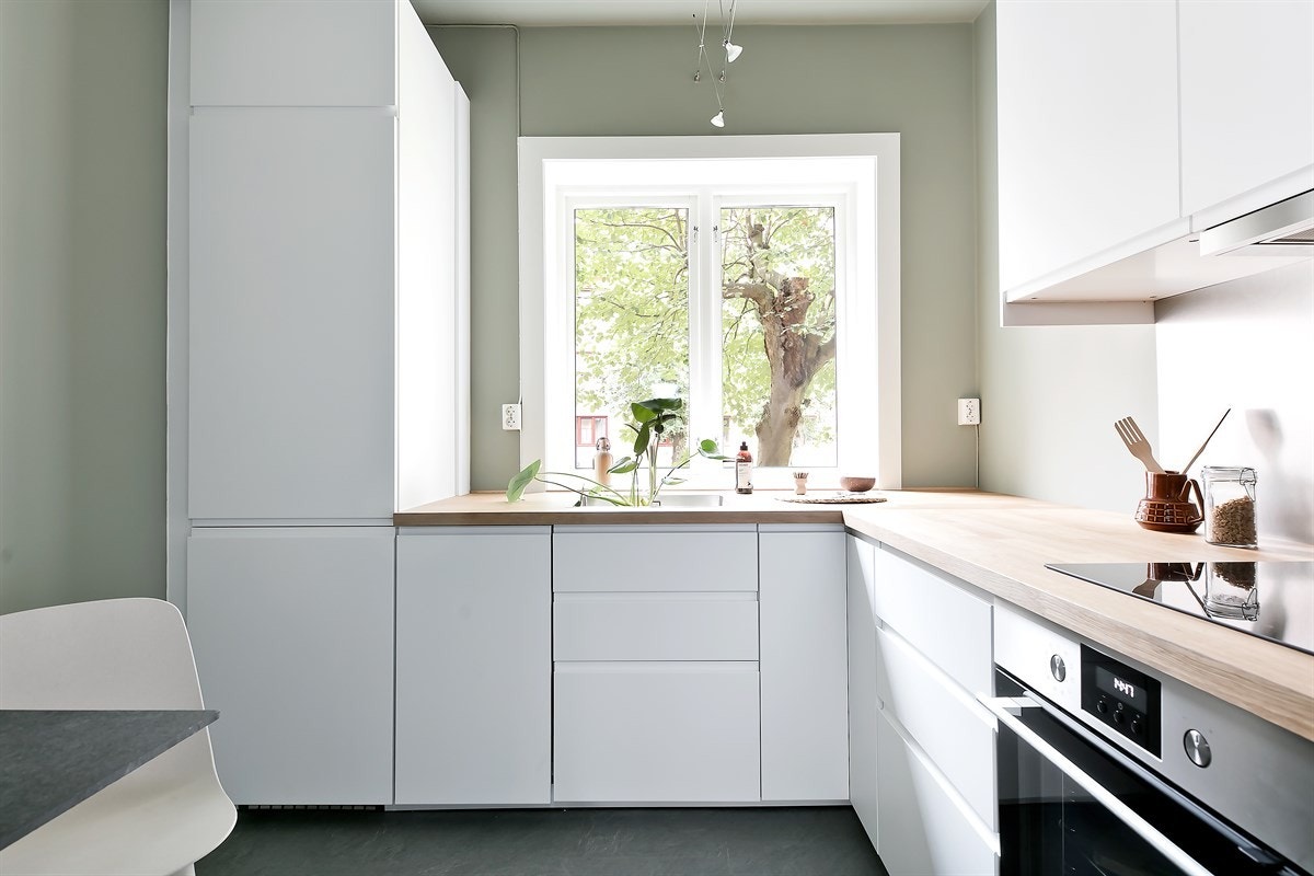 Kjøkkenet har en fin utforming og godt med både skap- og benkeplass, her vil den matglade trives godt! Galleribilde