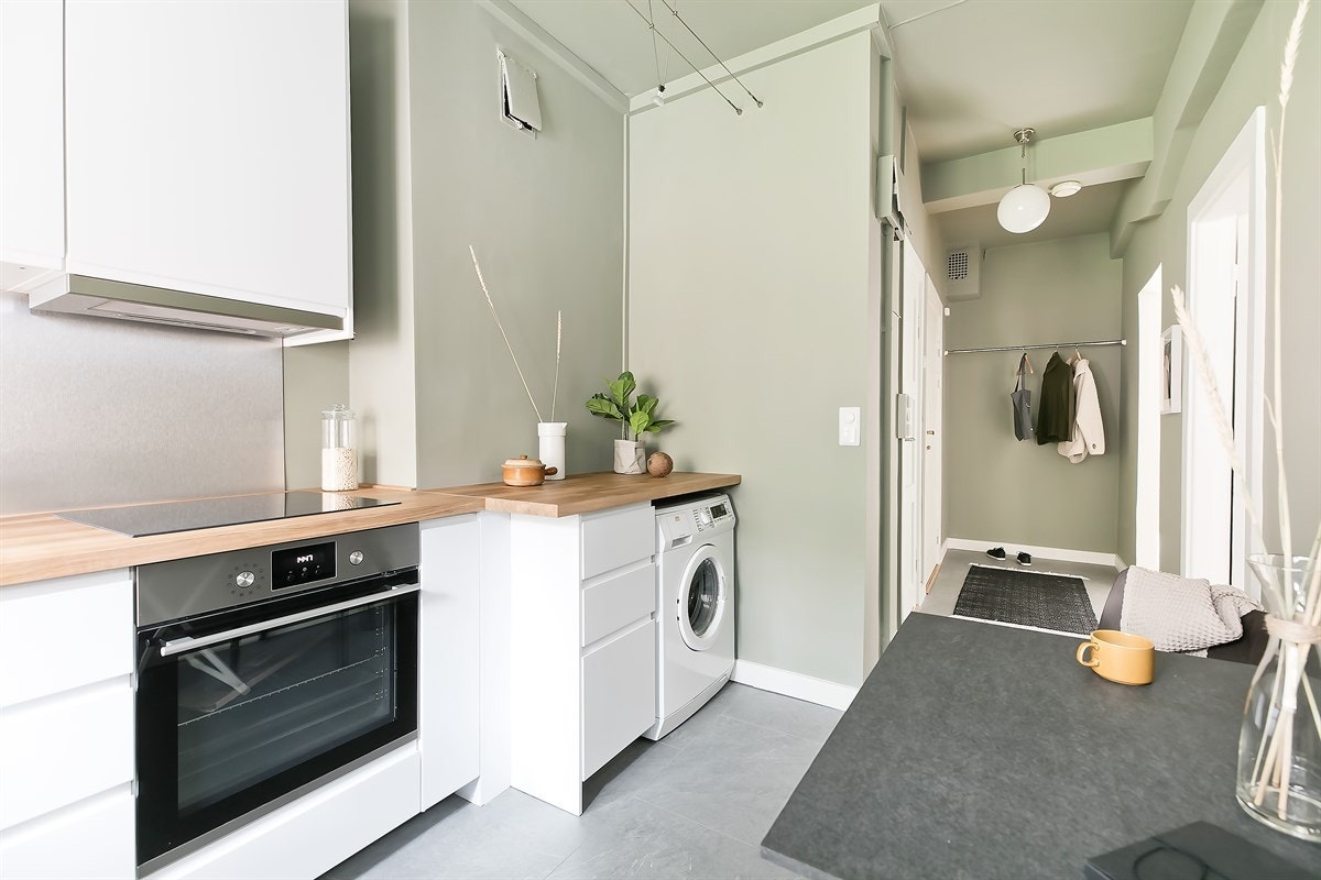 Kjøkkenet og entrèen er malt i samme farge, noe som skaper en naturlig og fin overgang. Galleribilde