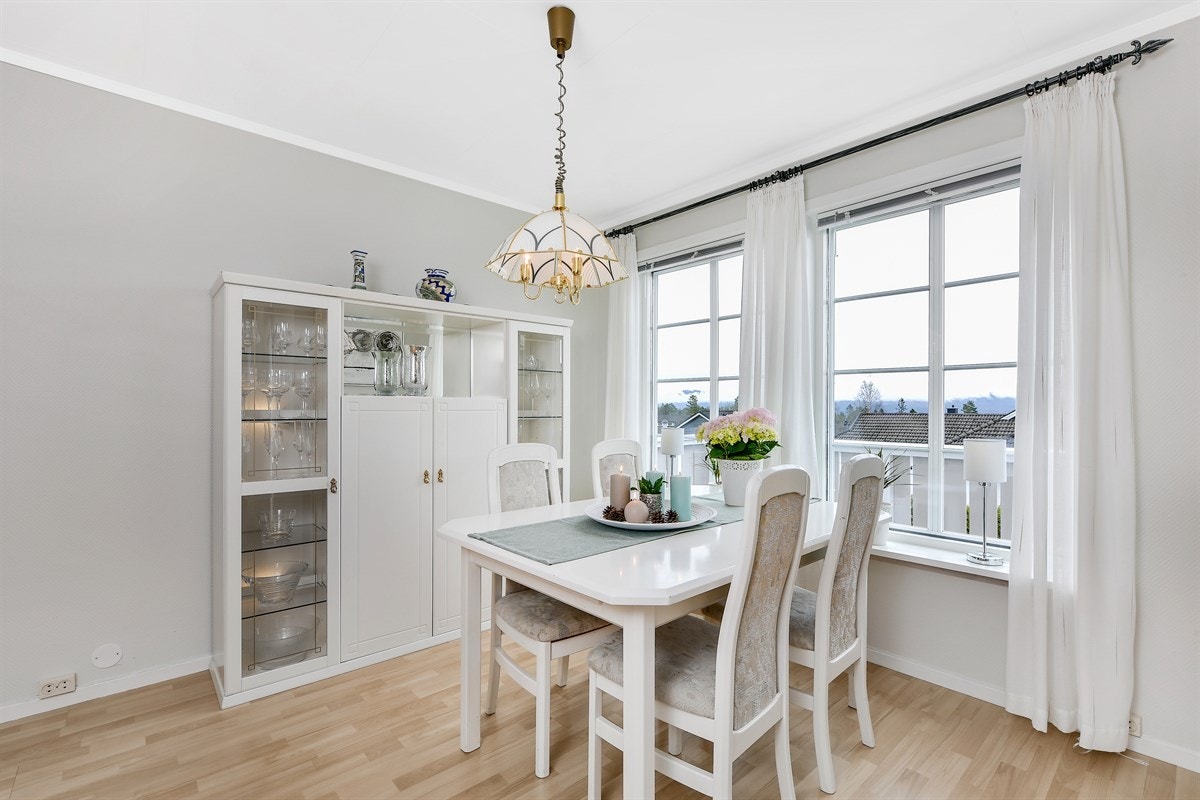 Spisestuen er lys og romslig med gode vindusflater og plass for fullt spisestuemøblement. Galleribilde