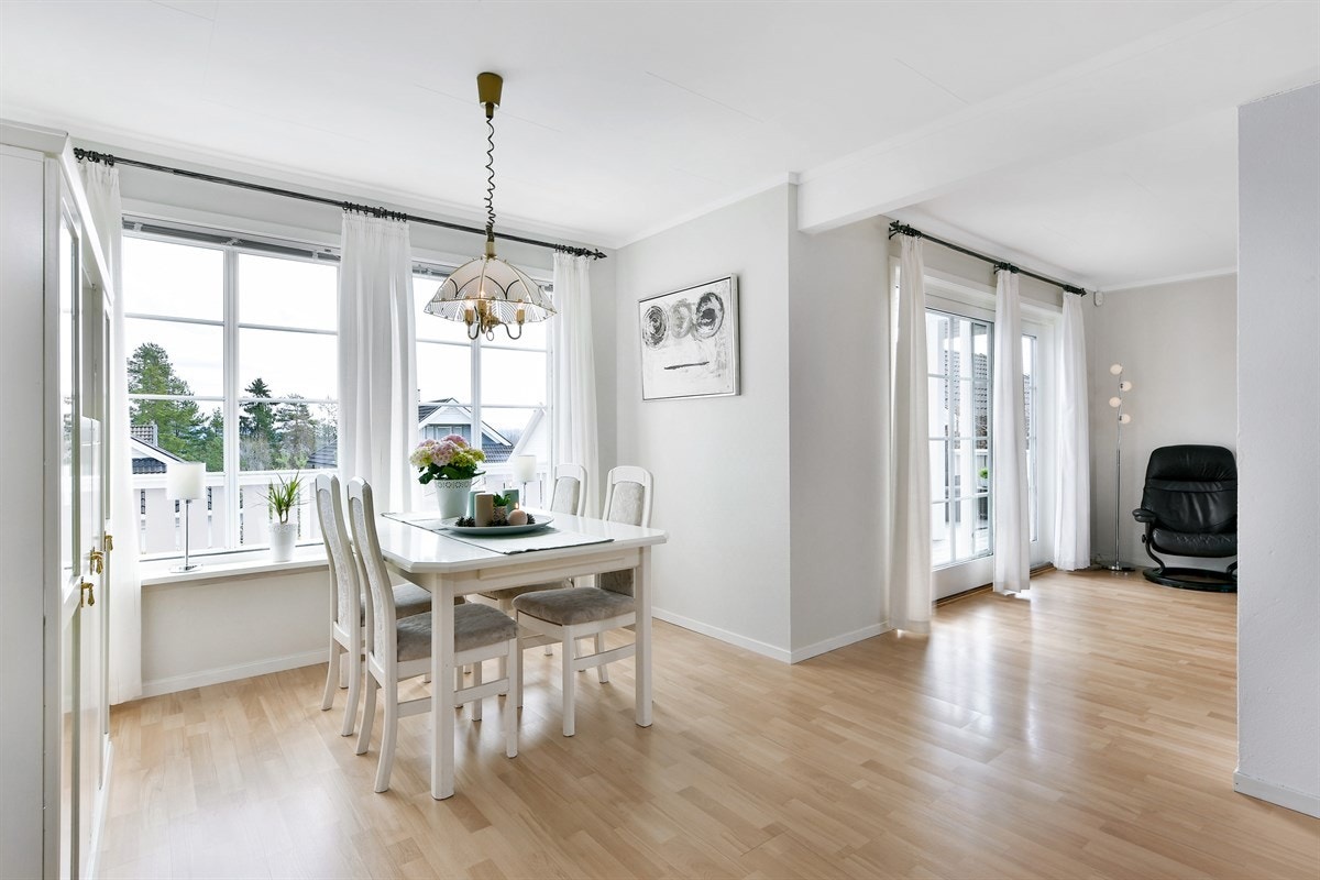 Lys og tidsmessig farge på vegger og vindusflater på begge sider av rommet for fine lysforhold. Galleribilde
