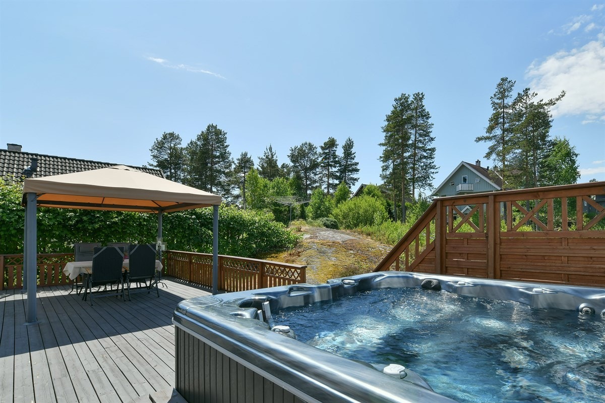 Her kan varme sommerdager og kalde vinterkvelder nytes i en stor jacuzzi. Galleribilde