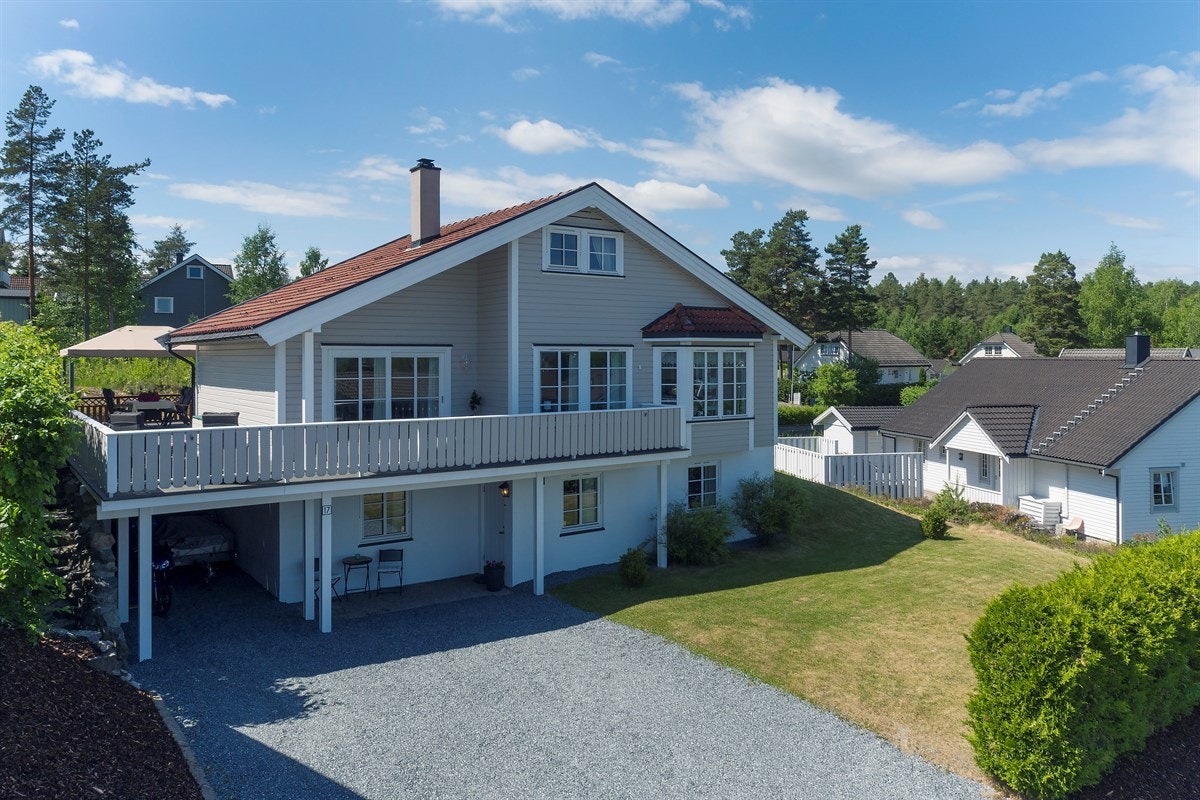 Parkere gjør du i carport eller på den store gårdsplassen. Galleribilde