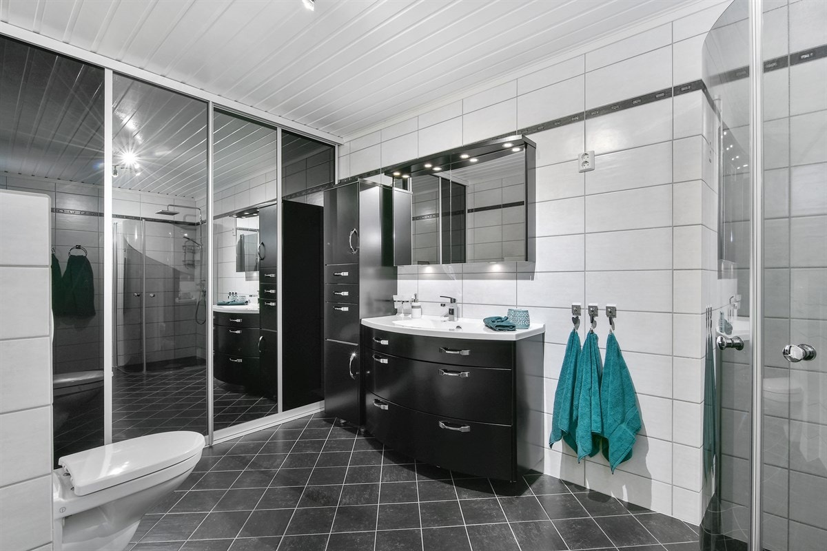Det lekre badet ble pusset opp i 2012 og har mørke gulvfliser, lyse veggfliser og gulvvarme. Galleribilde