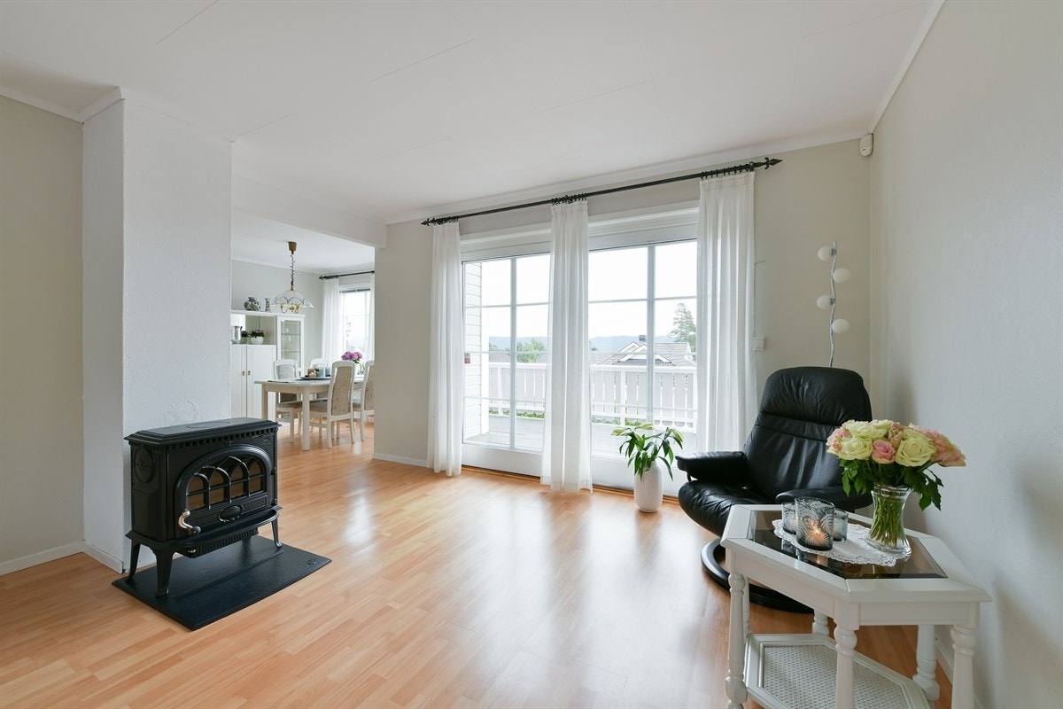 Fra stuen er det også utgang til terrassen hvor en trivelig utsikt kan nytes. Galleribilde