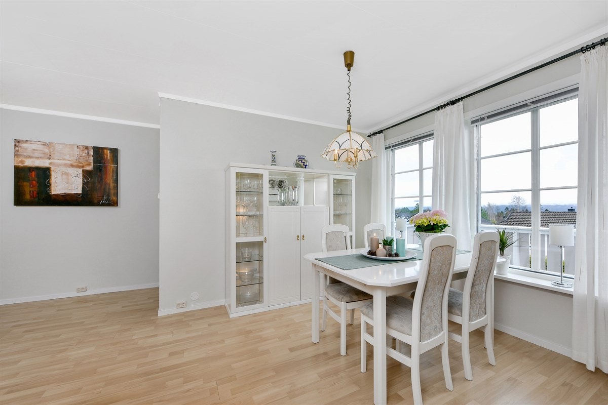 Det er god plass for spisebord og tillhørende møblement. Galleribilde