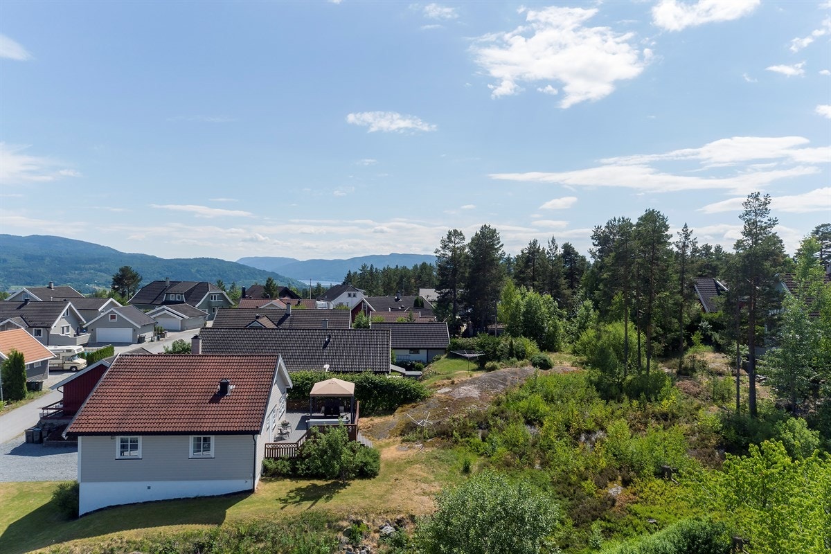 Her kan varme sommerdager og kalde vinterkvelder nytes i en stor jacuzzi. Galleribilde