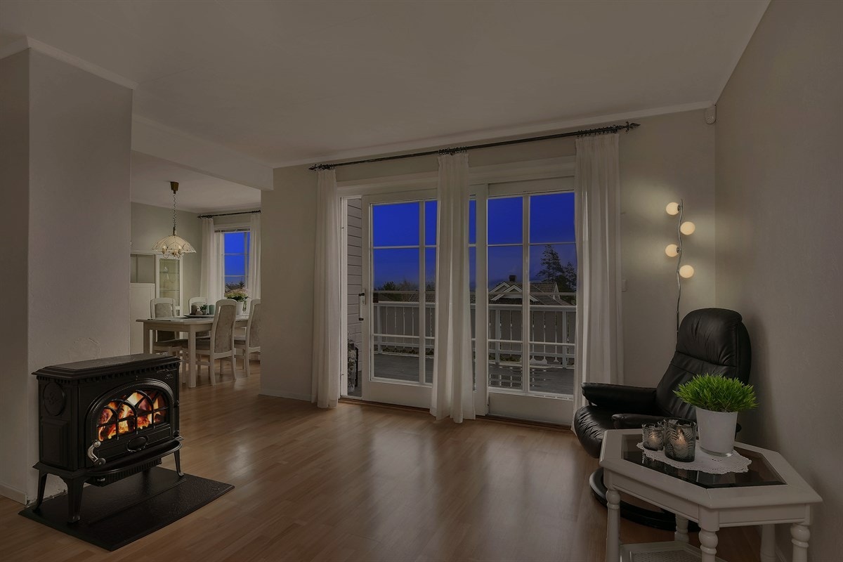 Fra stuen er det også utgang til terrassen hvor en trivelig utsikt kan nytes. Galleribilde