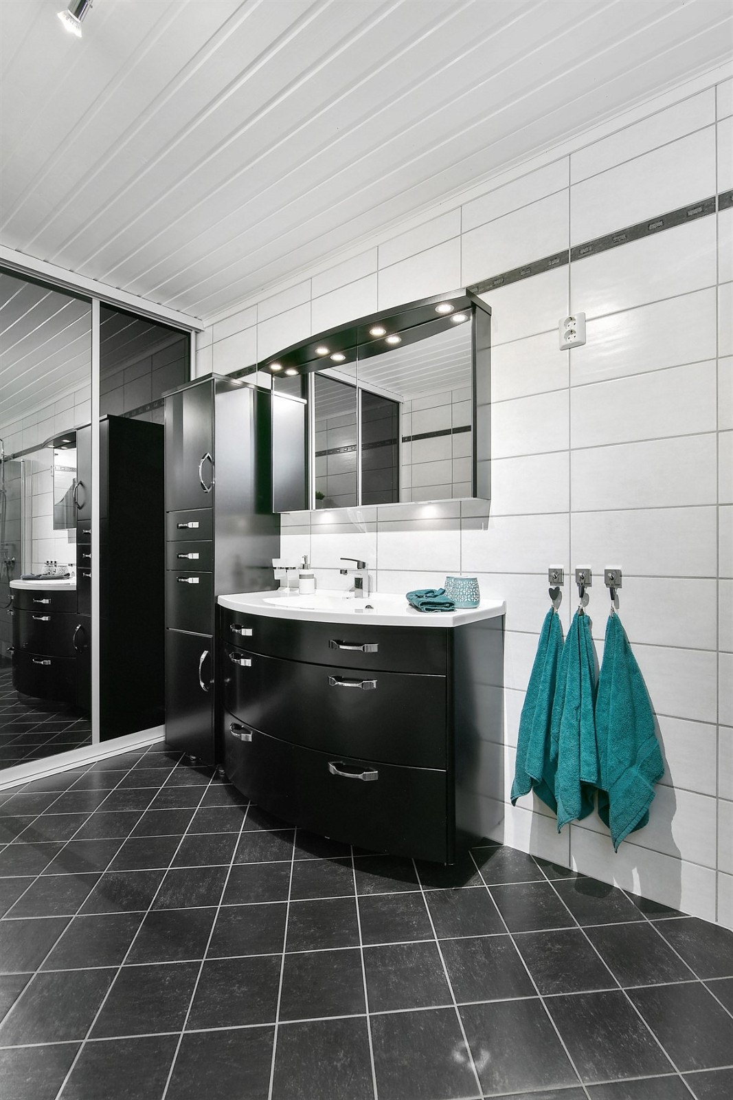 Badet er av god størrelse og langs den ene veggen er det en romslig skyvedørsgarderobe med speilfronter. Galleribilde