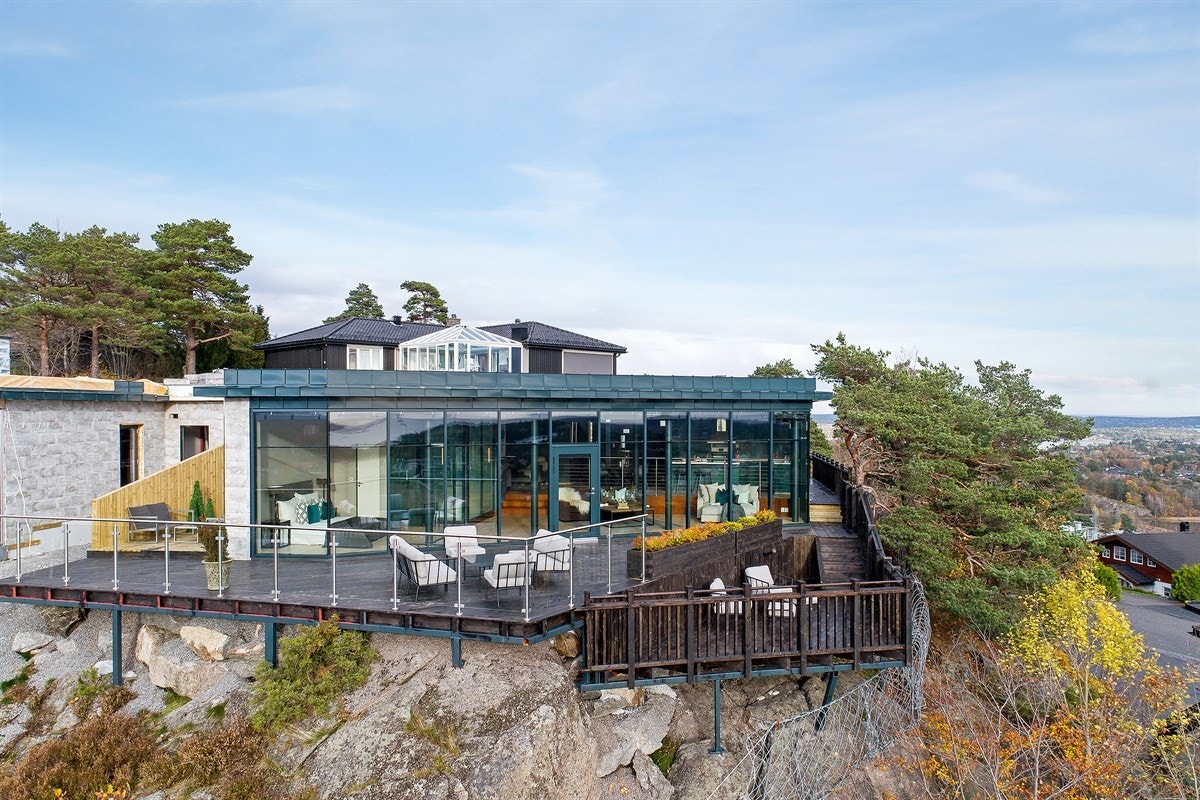 Huset ligger usjenert til på en høyde Galleribilde