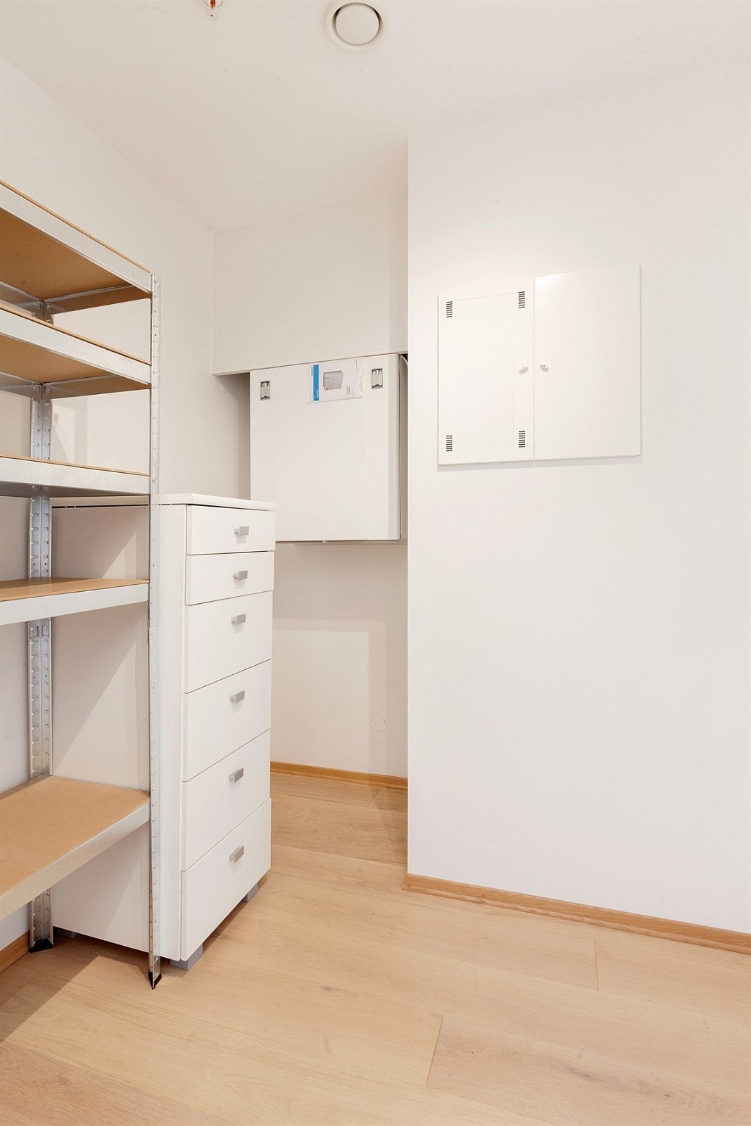 Romslig og praktisk innvendig bod - samt en bod i kjeller Galleribilde