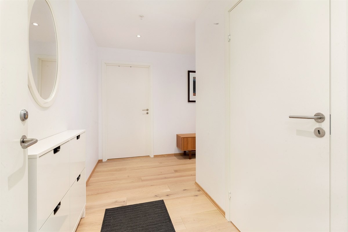 Lekkert inngangsparti i boligen med tilkomst til gjestetoalett Galleribilde