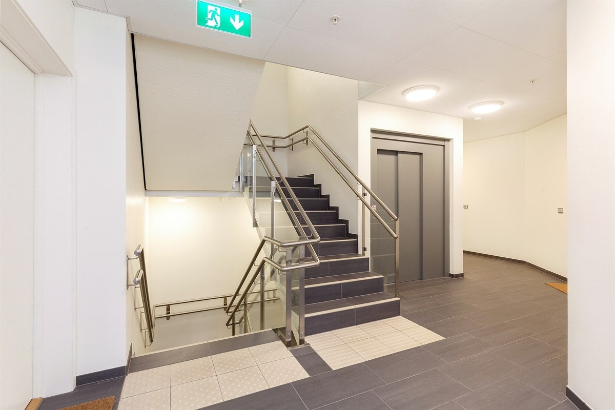 Felles inngangsparti v/ heisen og trappehuset Galleribilde