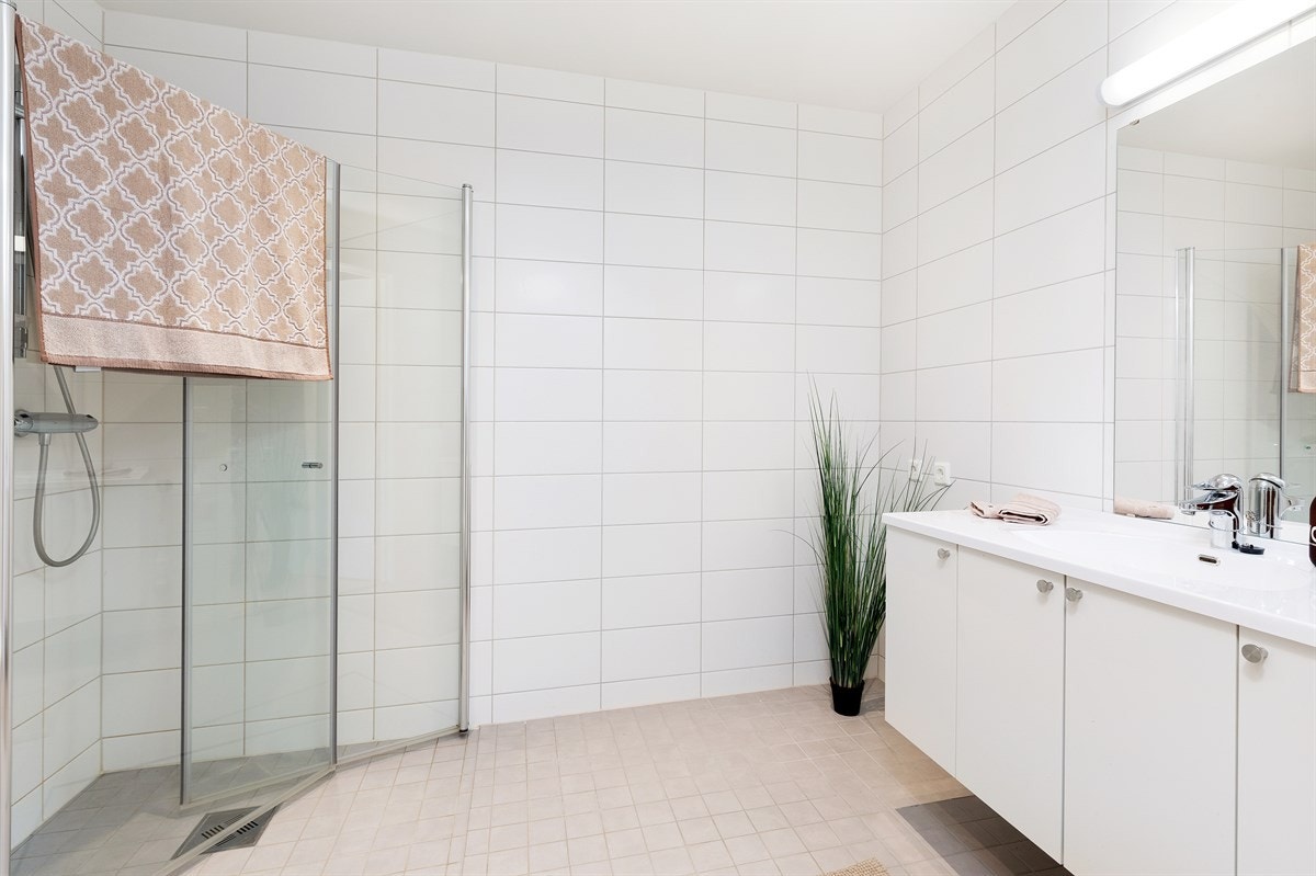 Flislagt bad med opplegg for vaskemaskin Galleribilde