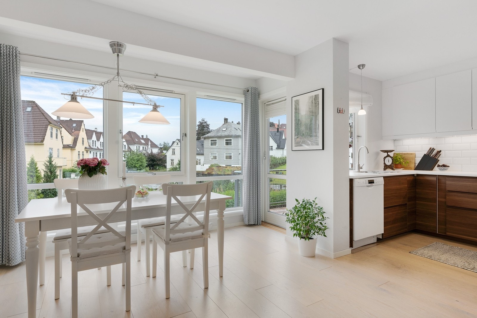 God plass til stor spisestue - utgang til solrik terrasse Galleribilde