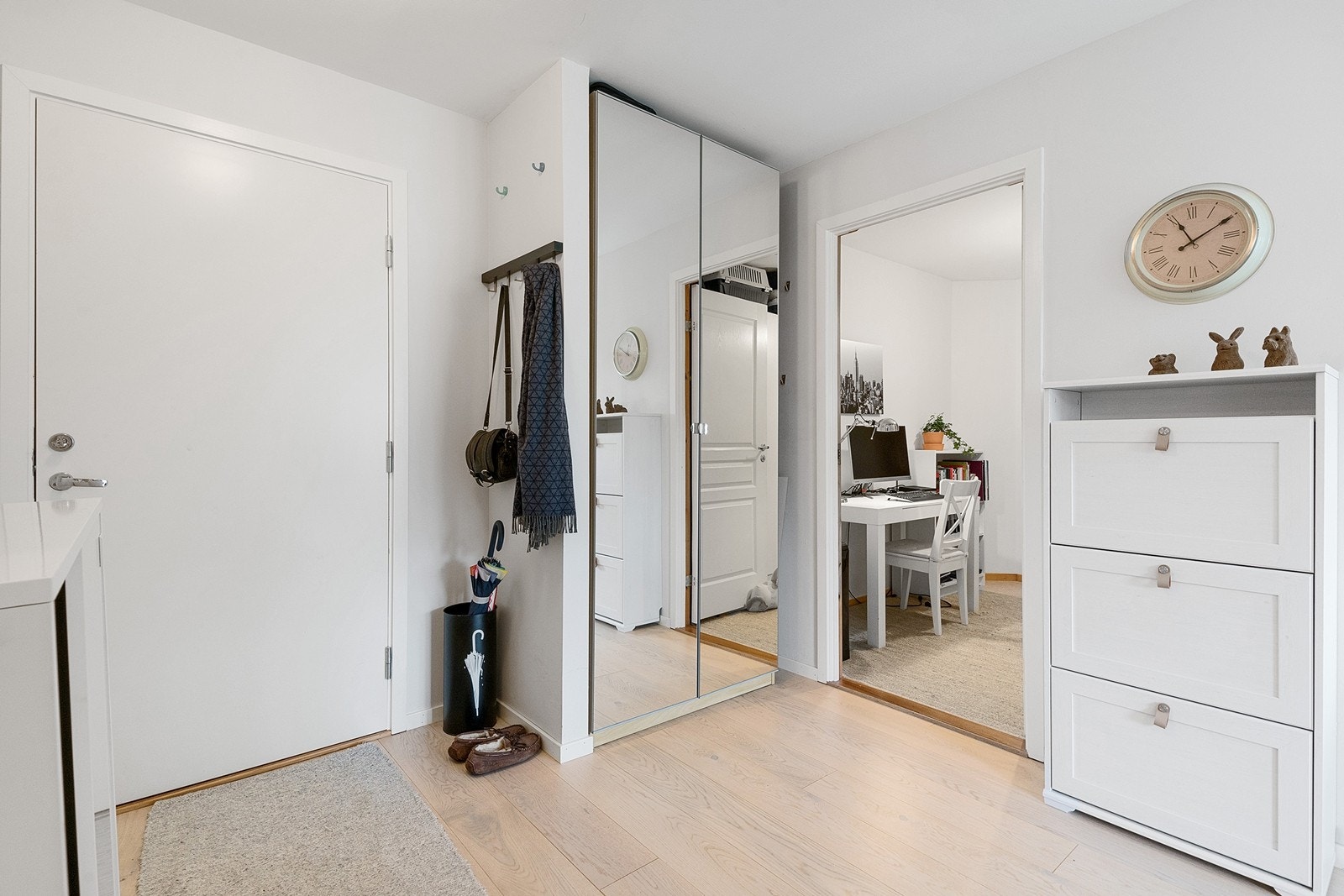 Entre med praktisk garderobeløsning Galleribilde