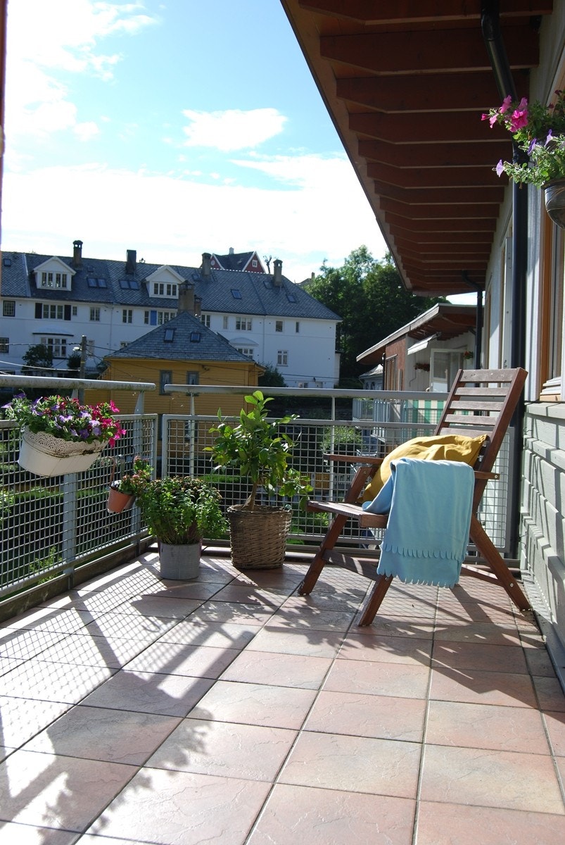 Solrik terrasse med fri utsikt Galleribilde