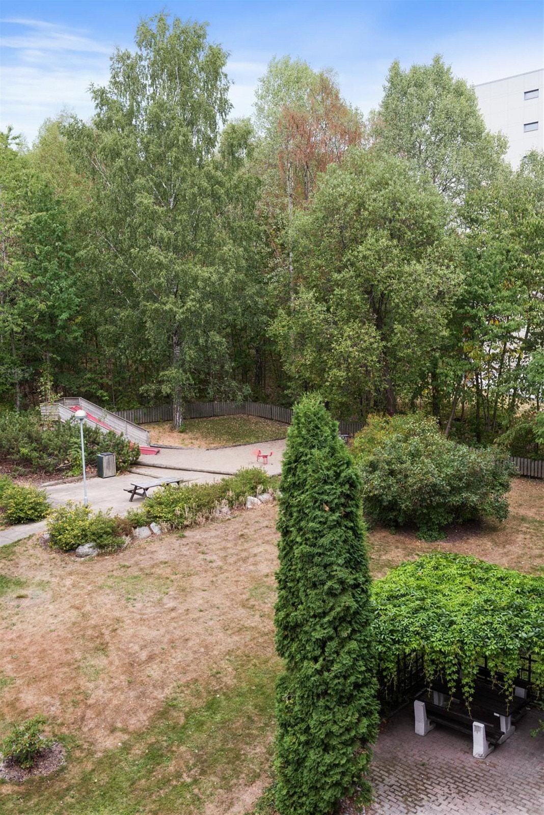 Balkongen vender mot rolige omgivelser. Bilde tatt fra balkong. Galleribilde