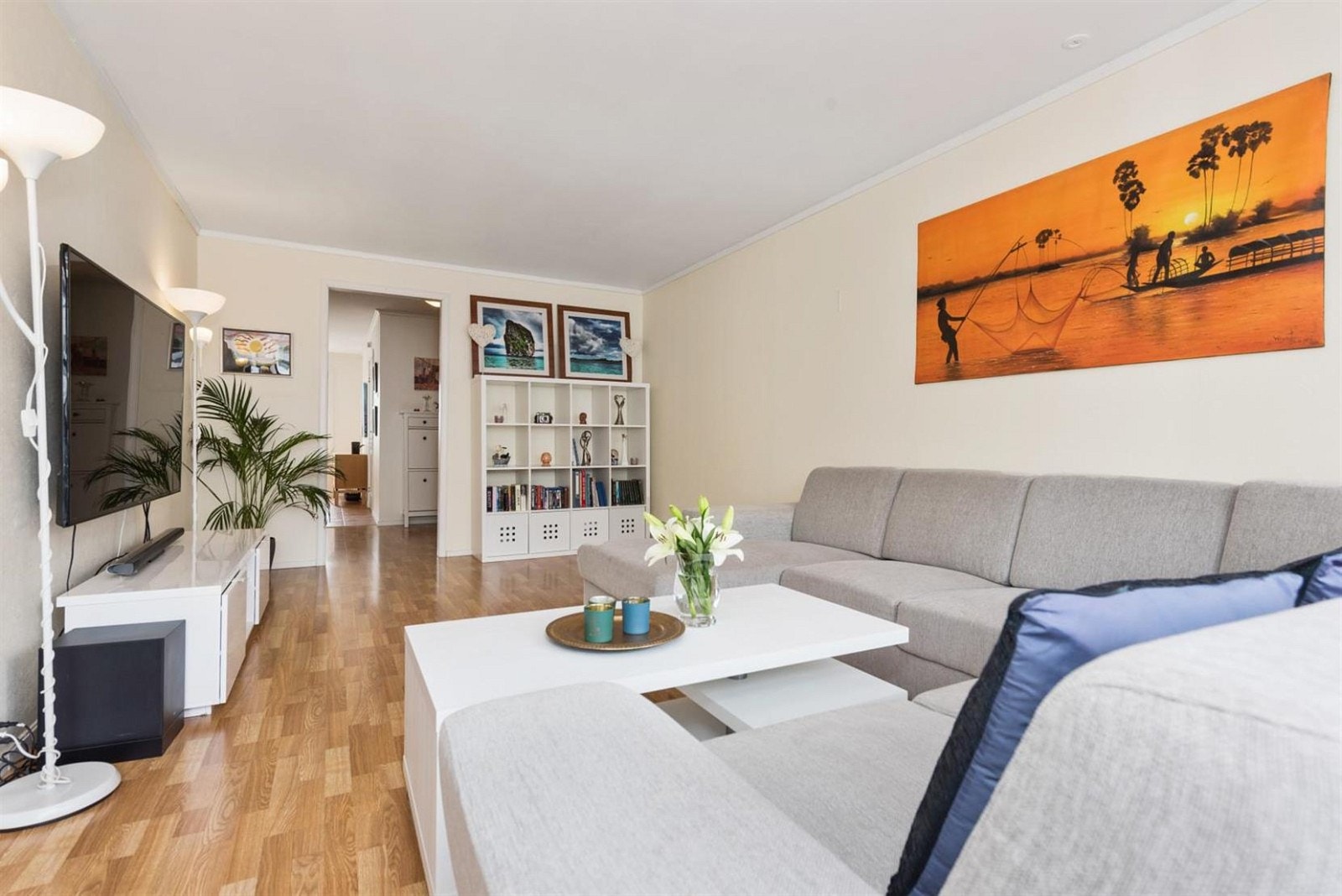 Stuens utforming gjør rommet naturlig å innrede i soner med sofagruppe, mediemøblement og spisegruppe. Galleribilde