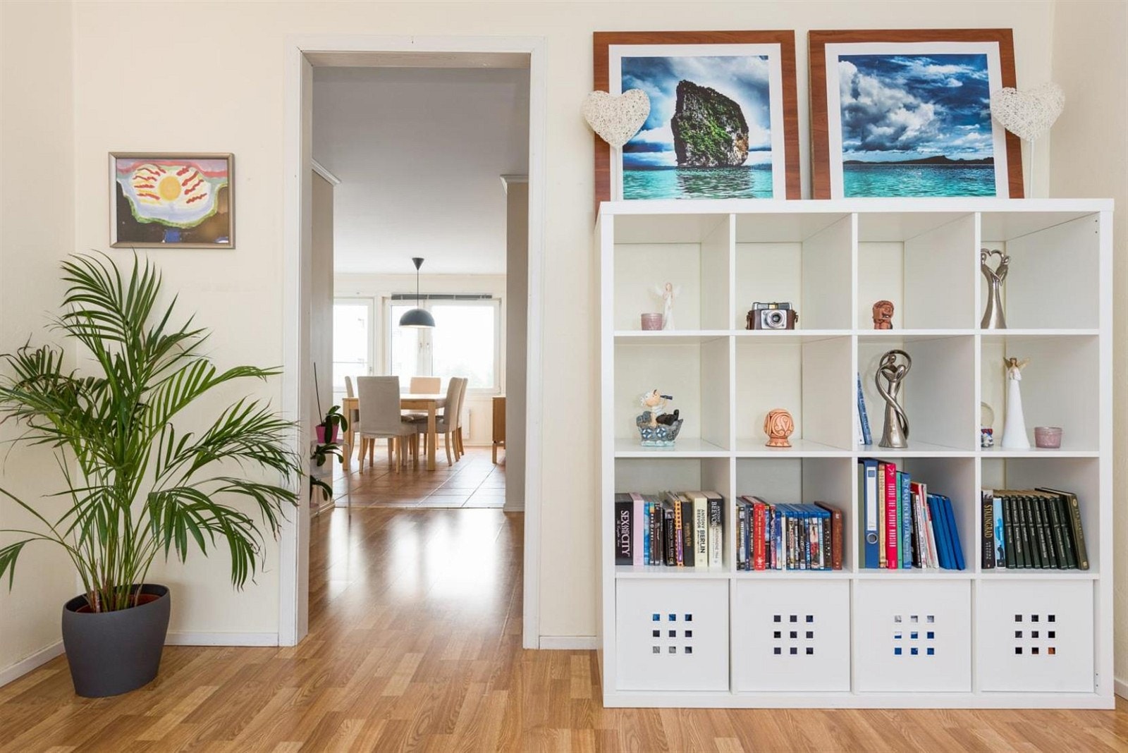 Gjennomgående lysinnslipp fra vindusflatene gjør at leiligheten føles lys og romslig. Galleribilde