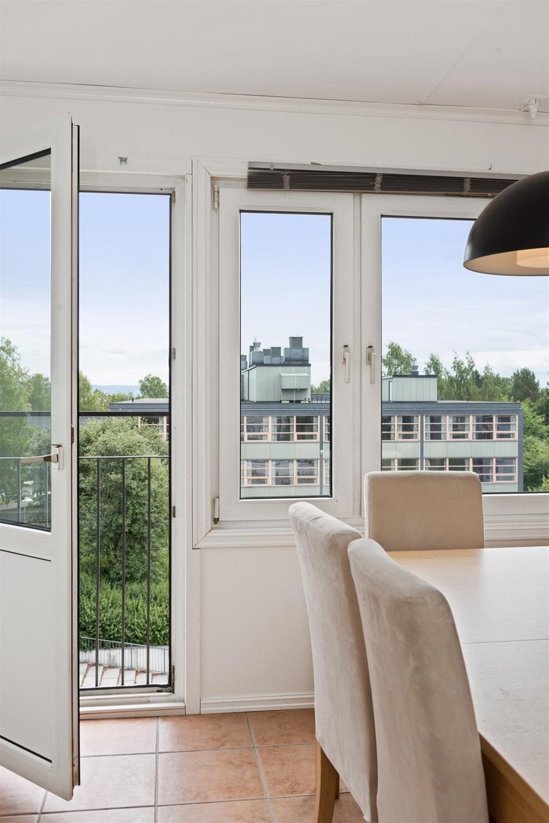 Luftebalkong på kjøkkenet. Galleribilde