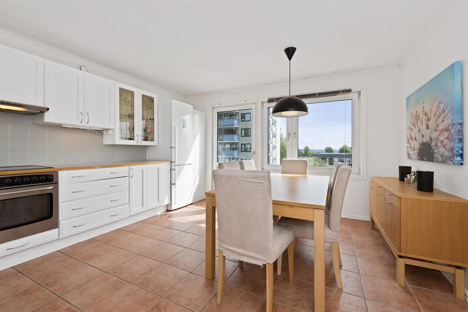 Kjøkkenet er pent og har en praktisk utforming, noe som gir rikelig med skap- og benkeplass. Samt god plass til spisebord. Galleribilde