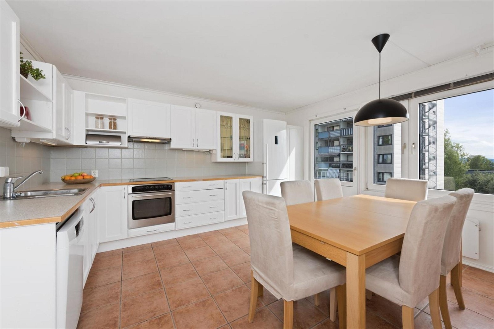 Rommet har fliser på gulv og lys malte vegger. Galleribilde