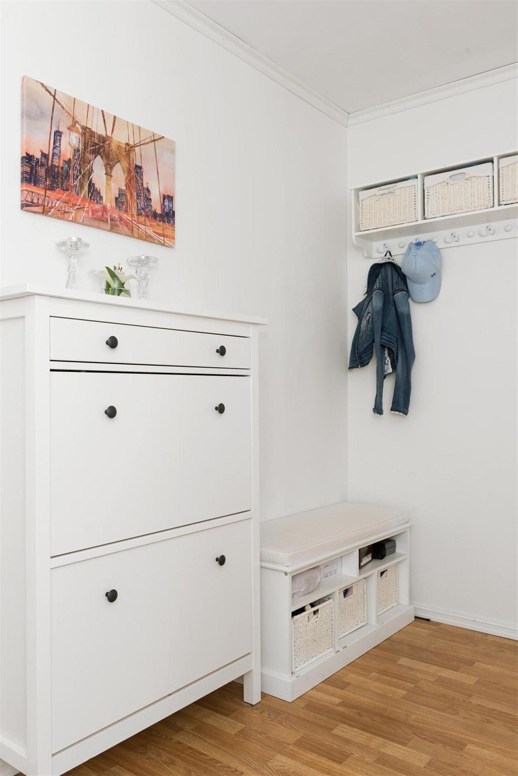 Adkomst fra felles inngangsparti med trapp opp til leilighetens beliggenhet i 3. etasje. Galleribilde