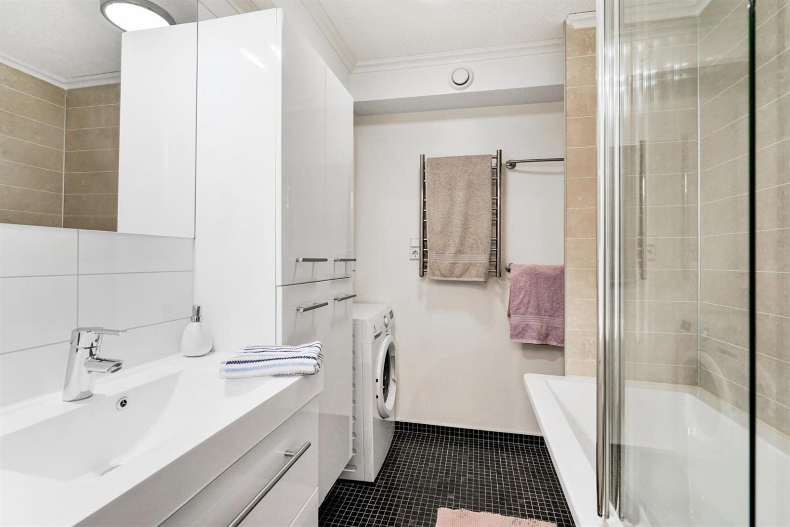 Bad med opplegg til vaskemaskin Galleribilde