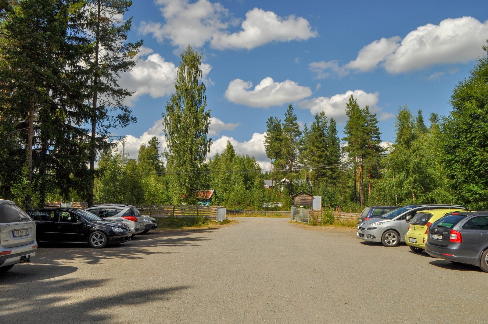 Felles parkeringsplass ved enden av Trevatna. Hytteeiere kan itillegg nytte bil helt frem til hytta Galleribilde