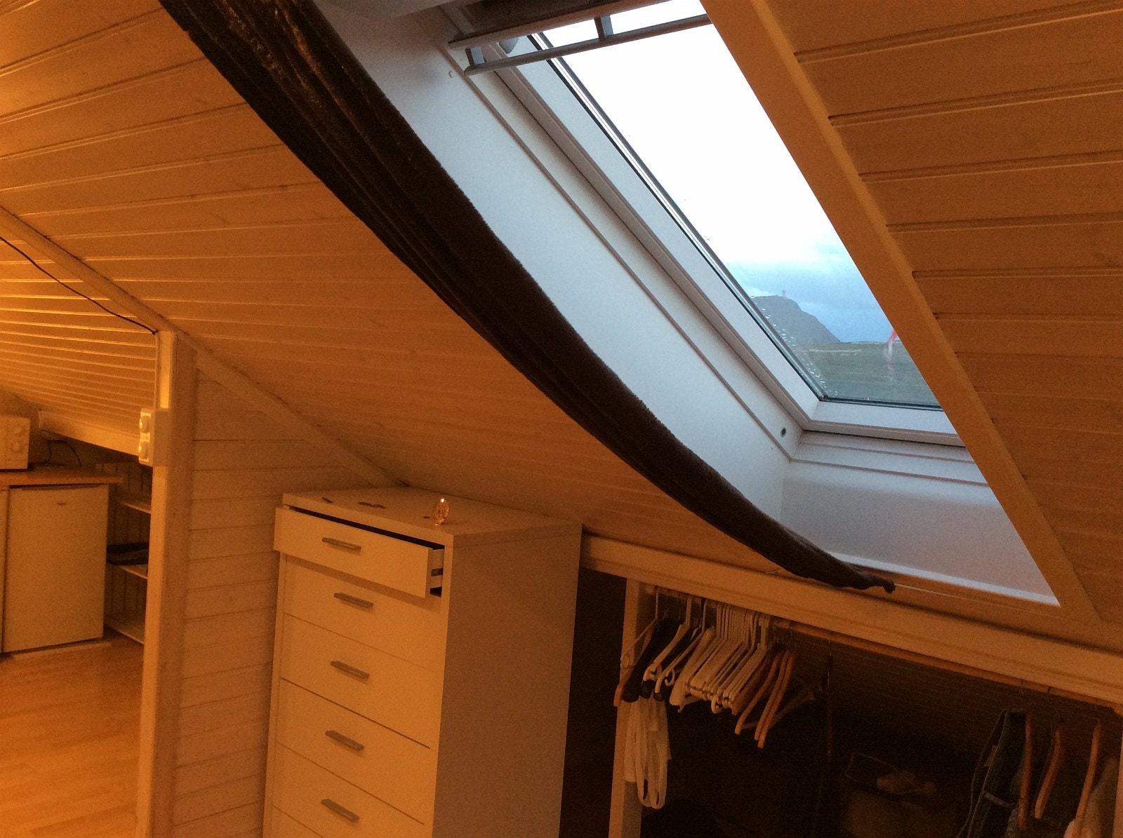 Takvindu med panoramautsikt. Galleribilde