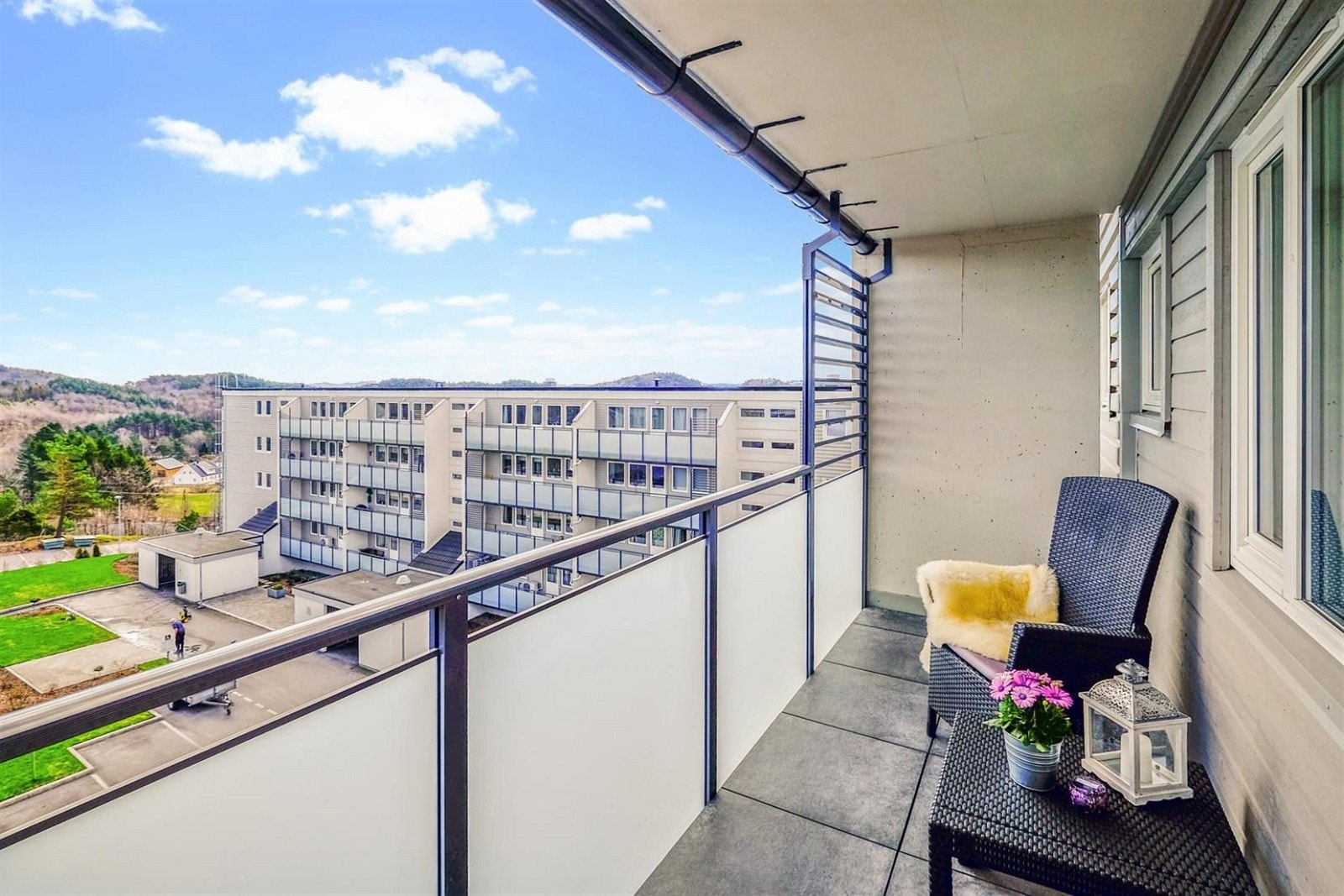 Balkong fra kjøkken med morgensol - perfekt til morgenkaffen! Galleribilde