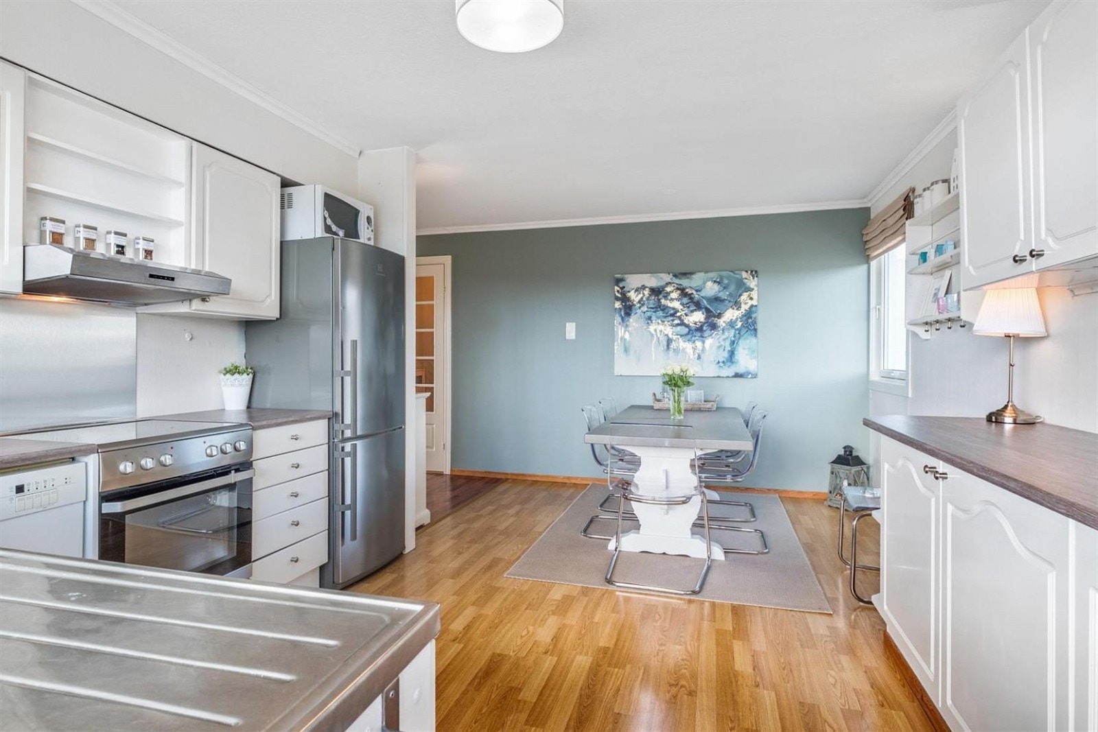 Kjøkken med spiseplass Galleribilde