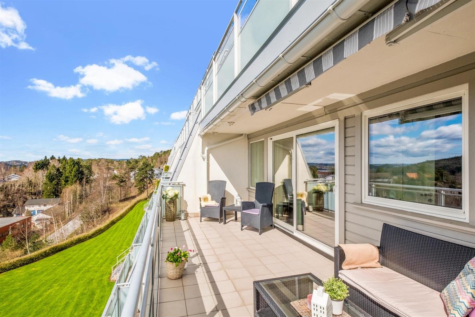 Solrik balkong Galleribilde