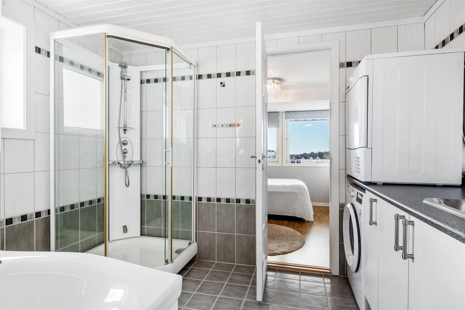 Bad/vaskerom med adkomst til soverom Galleribilde