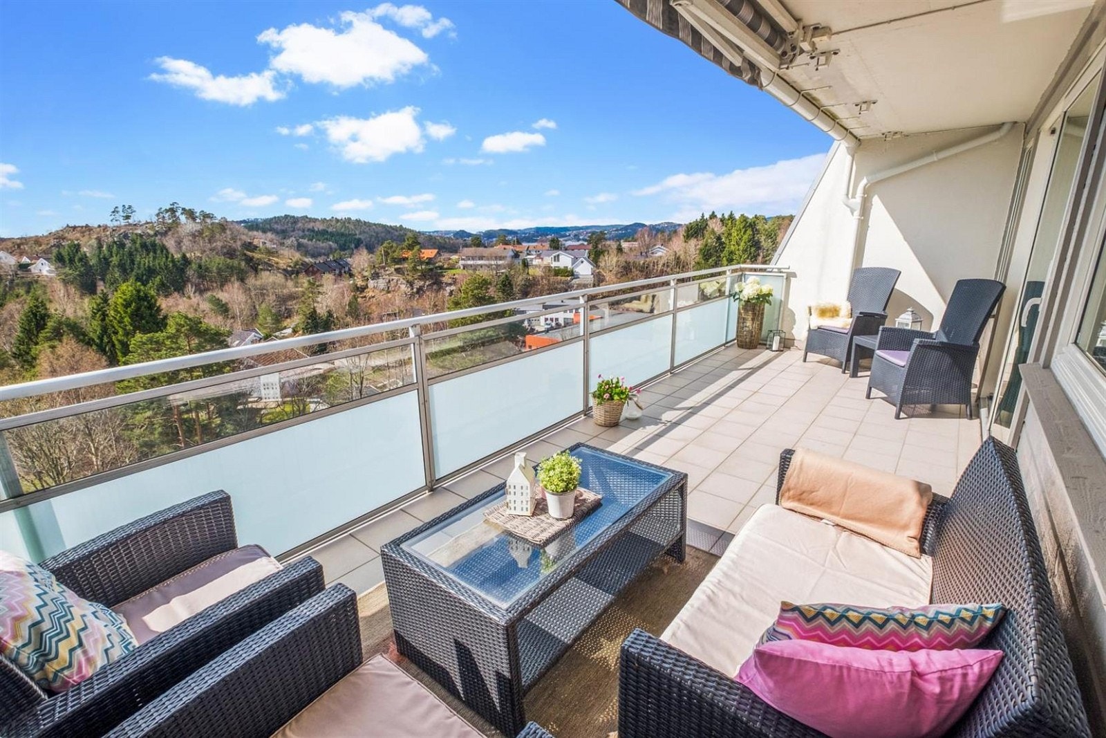 Stor, flislagt og solrik balkong! Galleribilde