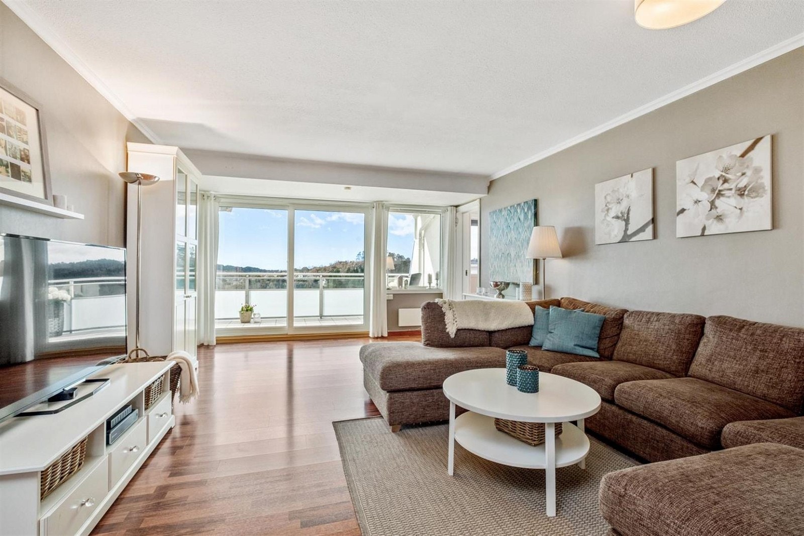 Lys og romslig stue med svært gode vindusflater. Skyvedør ut til balkong. Galleribilde