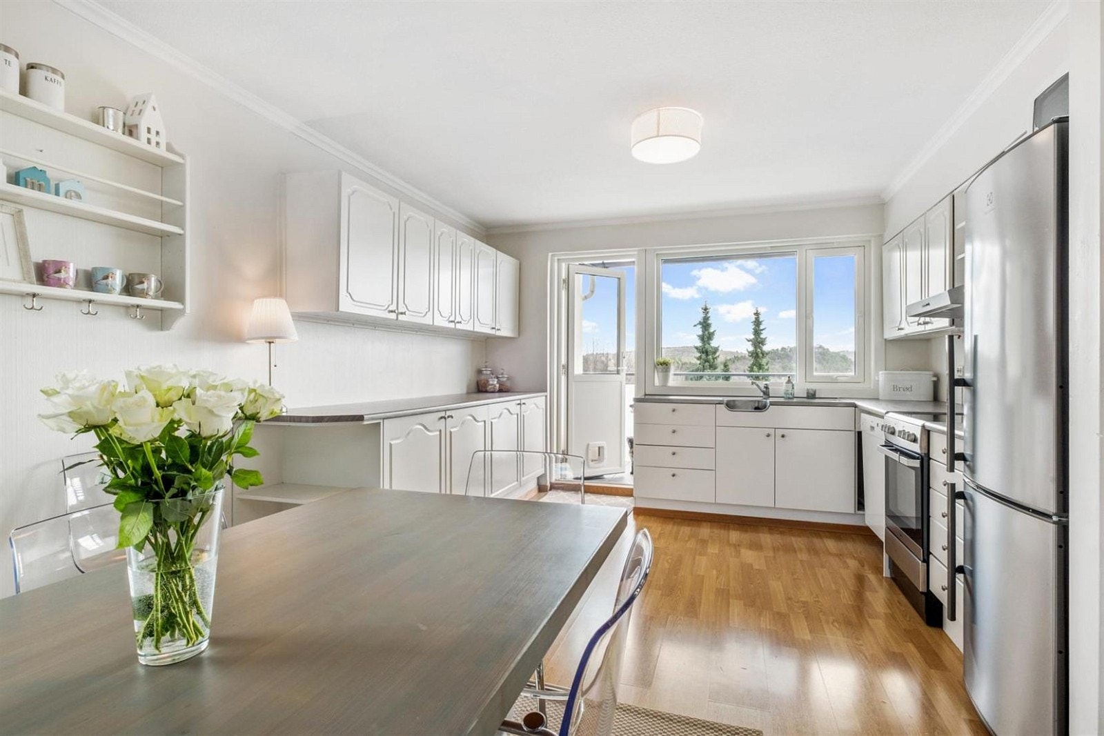 Rikelig med skap- og benkeplass Galleribilde