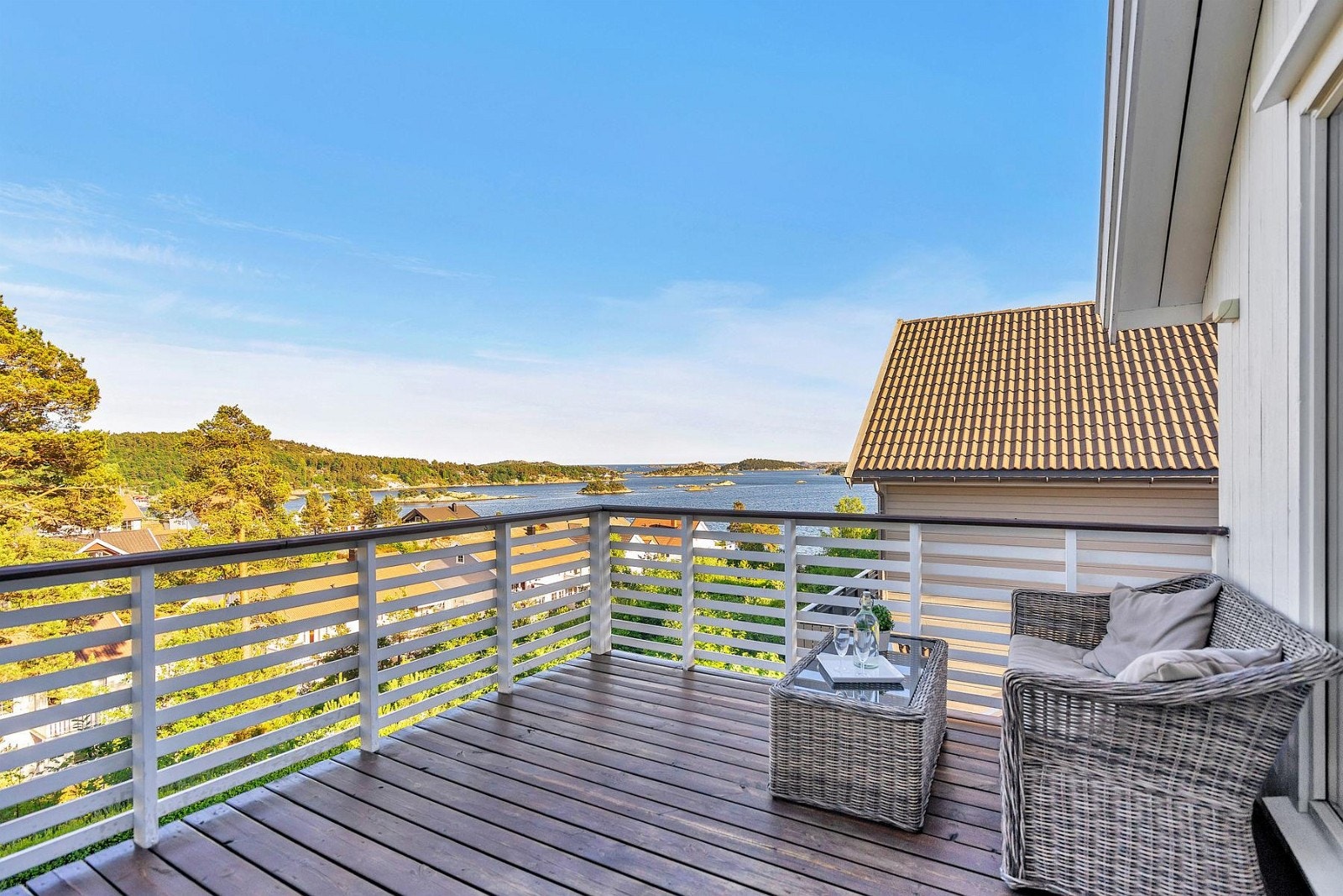 Veranda ut fra stuen med meget usjenert beligget. Her er det sol fra tidlig morgen til utpå ettermiddagen. Galleribilde