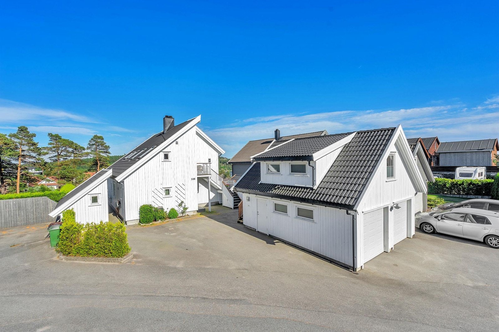 Med leiligheten følger en halvpart av garasjen! (loft tilhører den andre seksjonen) Galleribilde