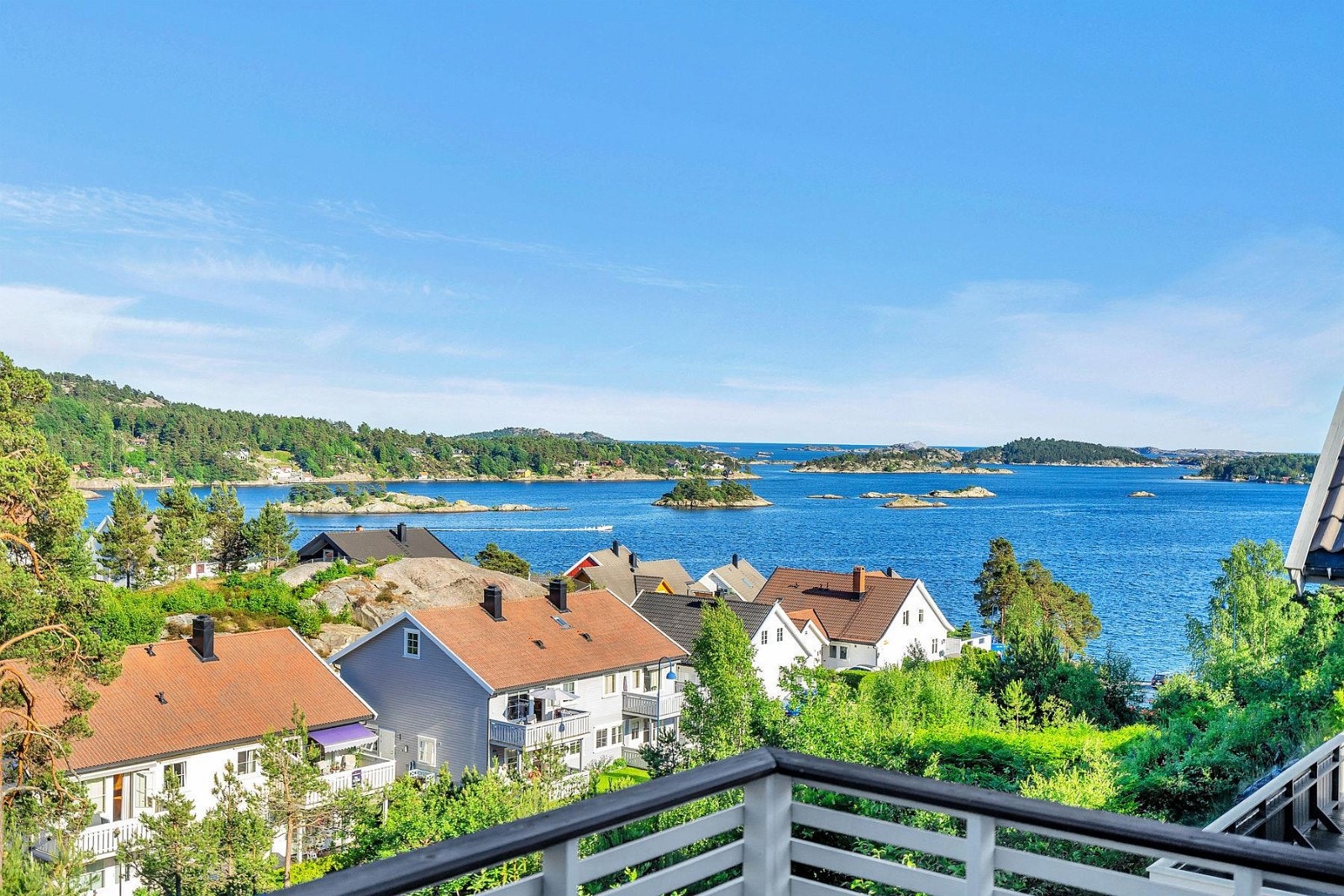 Boligen ligger høyt og fritt over de andre i nabolaget så her er det lite innsyn fra naboer. Galleribilde
