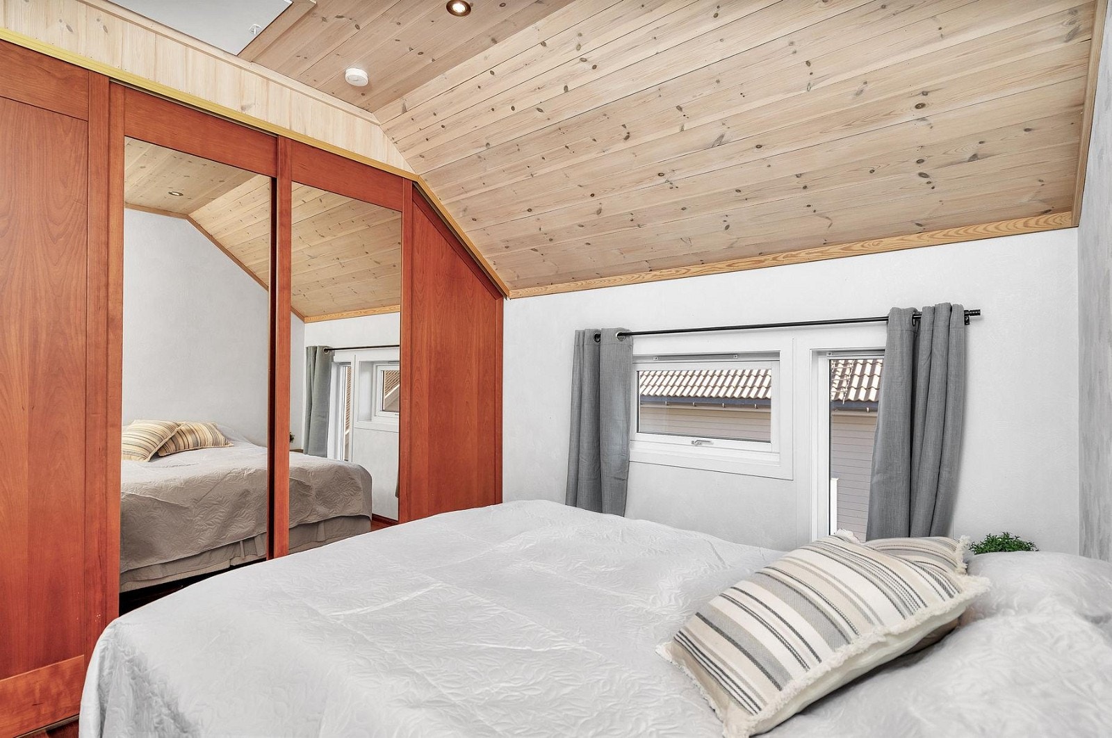 Soverom med stor garderobe. Galleribilde