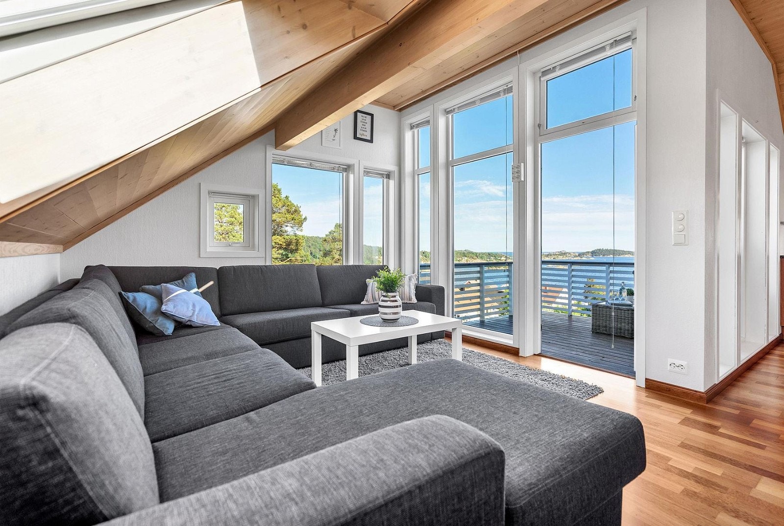 Stua/kjøkken med store vindusflater som gir lys og utsikt! Galleribilde