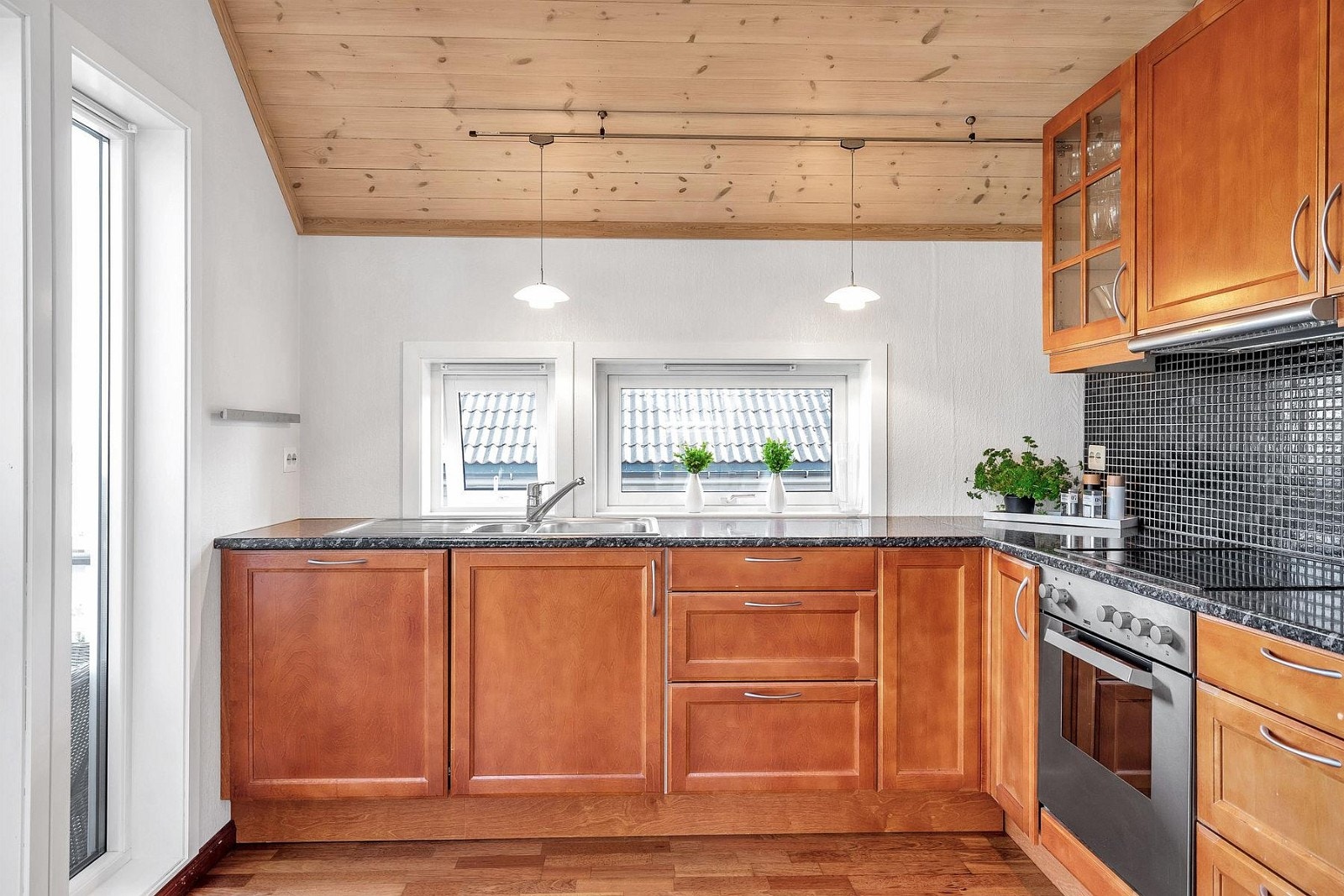 Kjøkken med god benkplass og integrerte hvitevarer som medfølger i handelen. Galleribilde