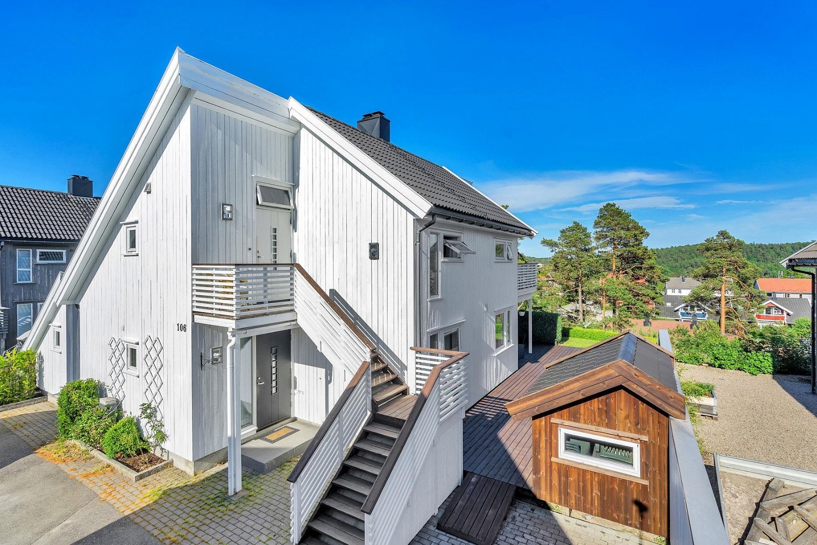 Ved inngangspartiet er det en liten veranda med ettermiddags og kveldsol. Galleribilde